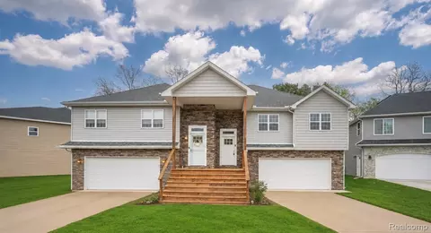 190 Whispering Pines Dr, Fenton, MI 48430