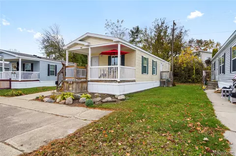 75 Woodridge Ct, White Lake, MI 48386