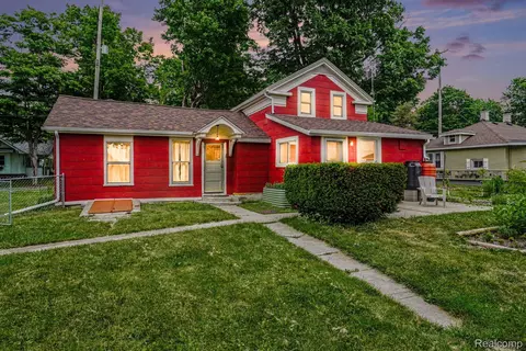302 Hadley St, Holly, MI 48442