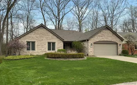 460 Streamview Ct, Rochester Hills, MI 48309