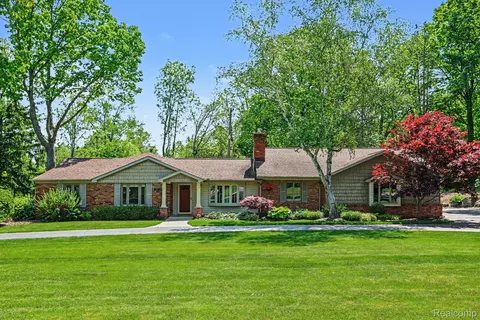 2080 Teggerdine Rd, White Lake, MI 48386