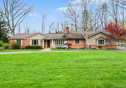 2080 Teggerdine Rd, White Lake, MI 48386