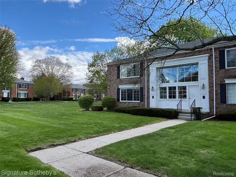 689 E Fox Hills Dr #65, Bloomfield Hills, MI 48304