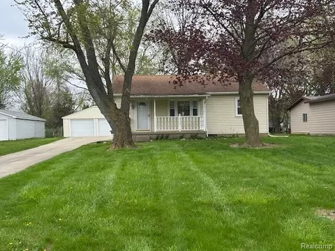 1055 Ransom Dr, Grand Blanc, MI 48507