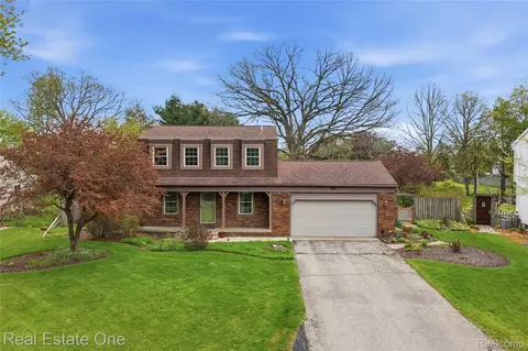 10385 Elizabeth St, Pinckney, MI 48169
