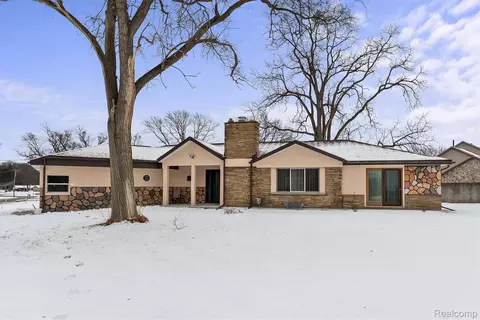 15500 Millar Rd, Clinton Township, MI 48036