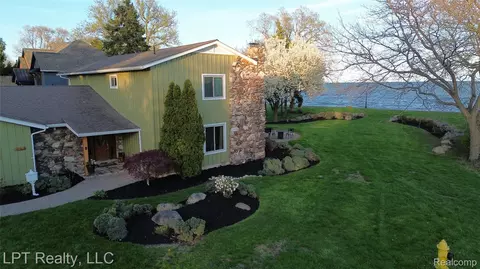 6210 Sterling Dr, Newport, MI 48166