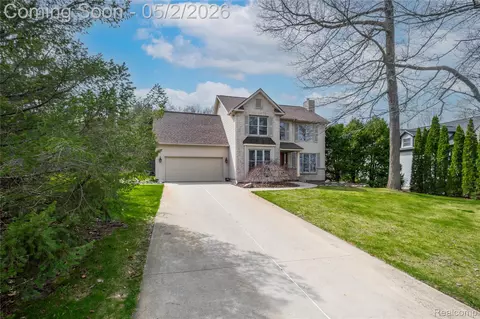 16148 Valcrest Dr, Fenton, MI 48451