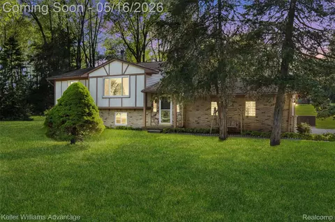 1250 Shotey Ct, Milford, MI 48380