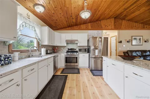 Kitchen - 4915 E M 36, Hamburg, MI 48169 photo 2 of 4