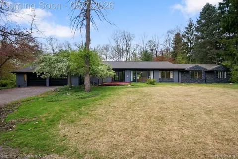 27869 Old Colony St, Farmington Hills, MI 48334