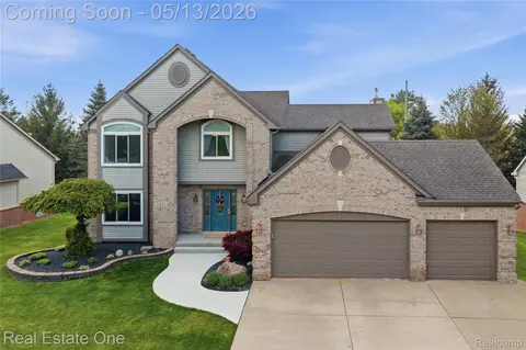 1031 Crestwood Ct, South Lyon, MI 48178