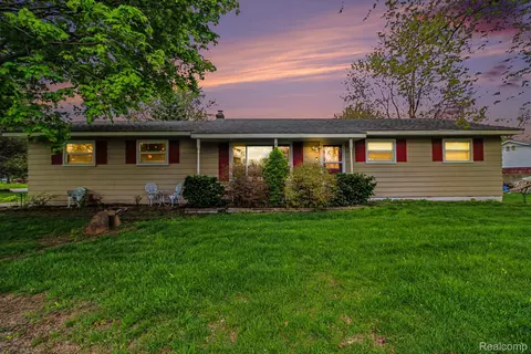 193 Mccatty Dr, White Lake, MI 48386