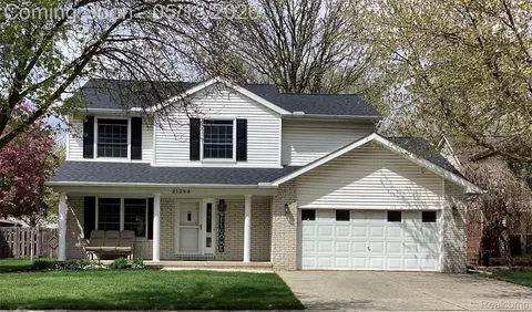 21384 Deerfield Dr, Woodhaven, MI 48183
