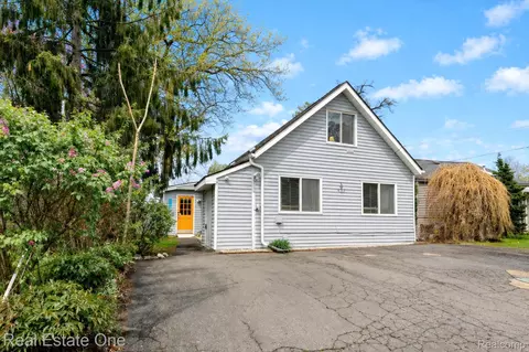 9590 Roundlake Blvd, White Lake, MI 48386
