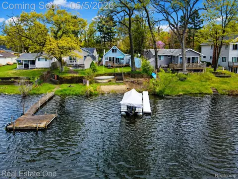 9590 Roundlake Blvd, White Lake, MI 48386