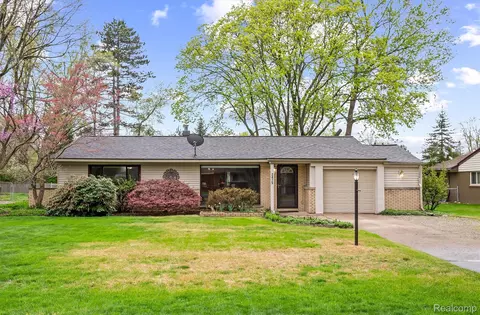 2475 Lafay Dr, West Bloomfield, MI 48324
