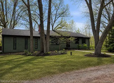 7361 Alcoy St, West Bloomfield, MI 48324