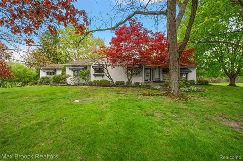 30400 Woodhaven Ln, Beverly Hills, MI 48025