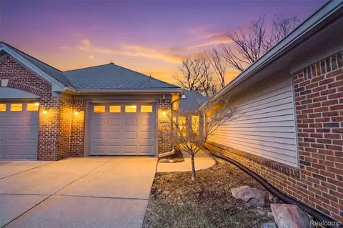 21400 Magnolia Ct, Farmington Hills, MI 48336