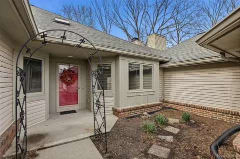 21400 Magnolia Ct, Farmington Hills, MI 48336