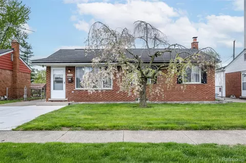 30534 Spybrook St, Roseville, MI 48066
