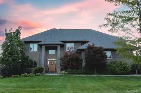 4176 Oak Tree Cir, Oakland, MI 48306