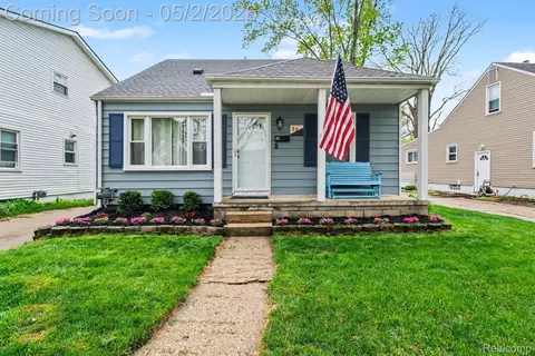 151 Highland Ave, Clawson, MI 48017