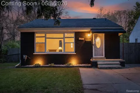 8796 Saratoga St, Oak Park, MI 48237