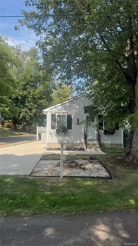 132 Maudlin St, Novi, MI 48377