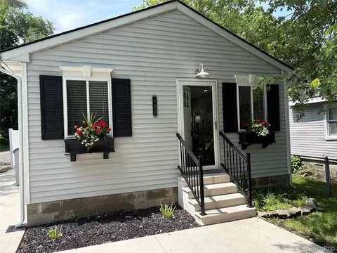 132 Maudlin St, Novi, MI 48377