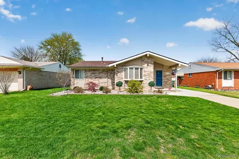 23712 Cedar Ridge Dr, Brownstown, MI 48174
