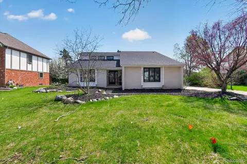 2354 Erickson Dr, Troy, MI 48085