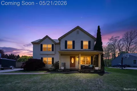 5425 Blossom Ln, Fenton, MI 48451