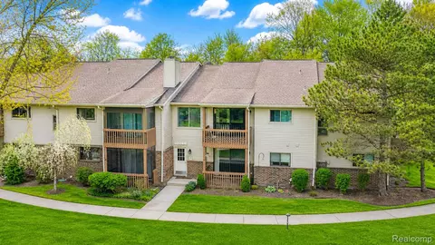 10244 Nancys Blvd, Grosse Ile, MI 48138