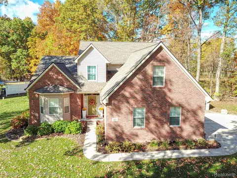 1291 Courtney Ct, Hartland, MI 48353