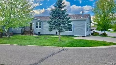 11105 Wood Run Cir, Green Oak, MI 48178