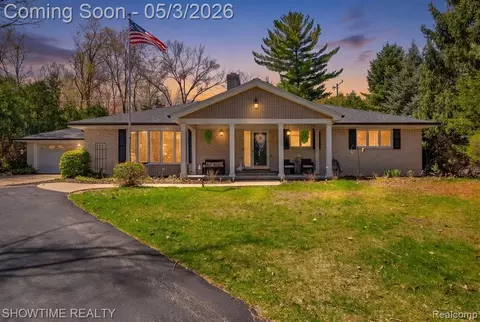 5211 Lakeshore Rd, Fort Gratiot, MI 48059