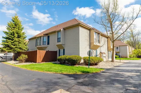 8127 Colony Dr #23, Grosse Ile, MI 48138