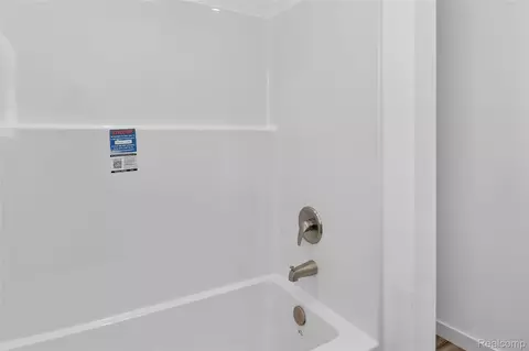 Bath - 7559 Packard Ave, Warren, MI 48091 photo 4 of 5