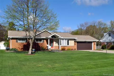 3593 Meadowleigh Ln, Waterford, MI 48329