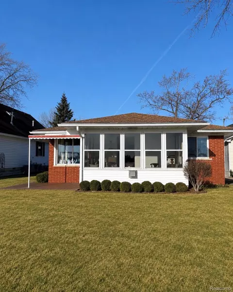 5435 Pointe Dr, East China, MI 48054