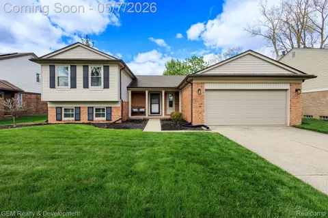 19537 Pollyanna Dr, Livonia, MI 48152