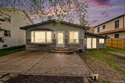 1210 Sunrise Park St, Genoa, MI 48843