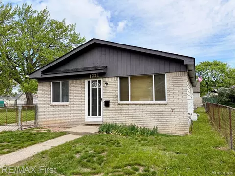 1221 E Granet Ave, Hazel Park, MI 48030