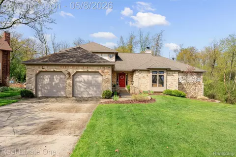 2527 Munster Rd, Rochester Hills, MI 48309