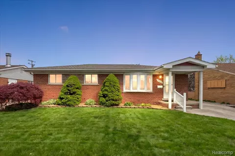 2704 Dunlop St, Trenton, MI 48183