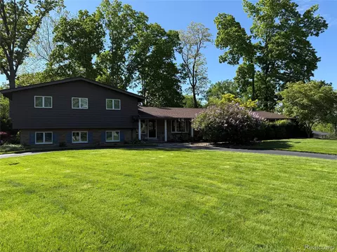 1904 Shore Hill Dr, Bloomfield Hills, MI 48302