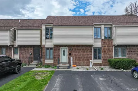 2201 Village West Dr S, Lapeer, MI 48446
