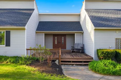 2411 Wixom Trl, Milford, MI 48381